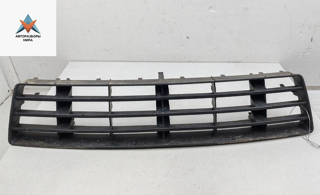 заглушка (решетка) в бампер Audi A6 4B/C5 1999, 2.4 л., бензин, АКПП, чёрный, универсал, 4B0807683F - фото №1