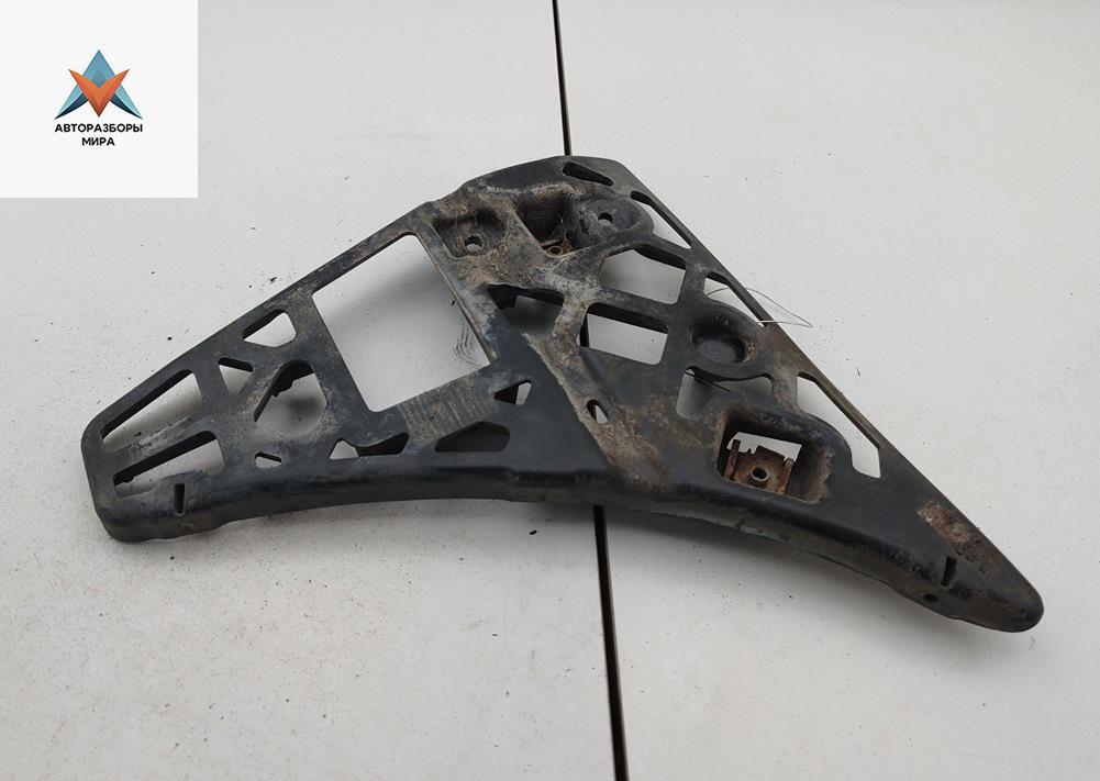 кронштейн переднего бампера Ford Transit 7 поколение 2008, 2.2 л., дизель, МКПП, красный, микроавтобус, 6C1117B750A - фото №1