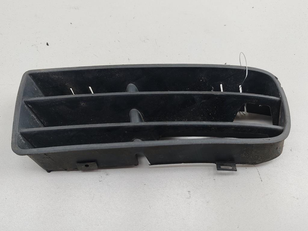 заглушка (решетка) в бампер Volkswagen Golf 4 поколение 2000, 1.4 л., бензин, МКПП, синий, хетчбэк 5 дв., 1J0853665B - фото №1