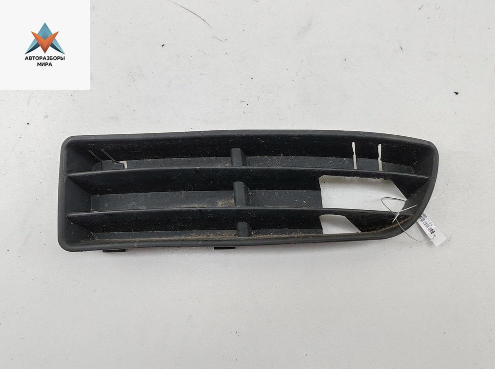 заглушка (решетка) в бампер Volkswagen Bora 1 поколение 2000, 1.6 л., бензин, МКПП, красный, седан - фото №1