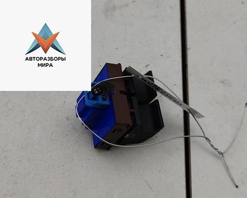 кнопка открытия багажника Volkswagen Passat B6 2007, 2.0 л., дизель, АКПП, синий, универсал, 3C0959903B - фото №1