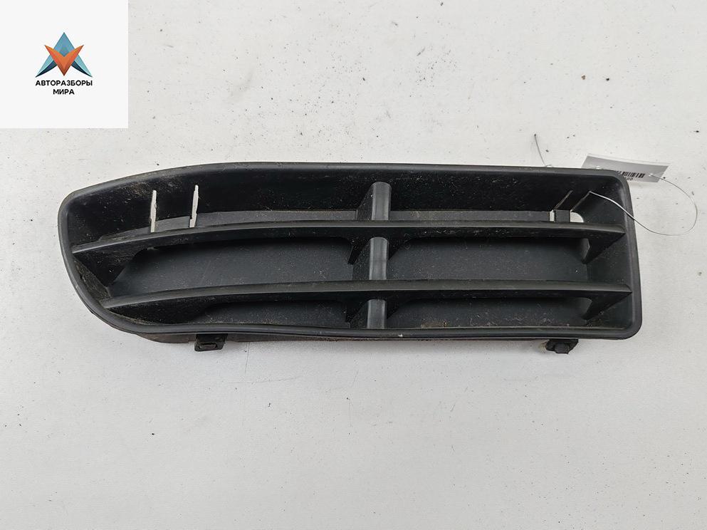 заглушка (решетка) в бампер Volkswagen Bora 1 поколение 2000, 1.6 л., бензин, МКПП, красный, седан - фото №1