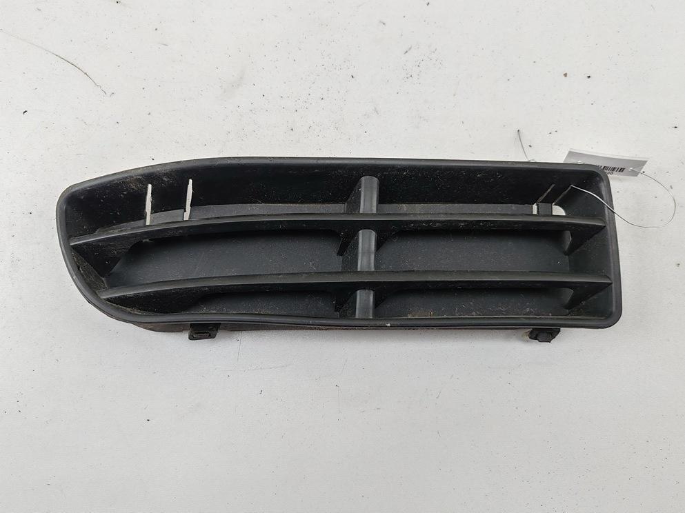 заглушка (решетка) в бампер Volkswagen Bora 2000, 1.6 л., бензин, МКПП, красный, седан