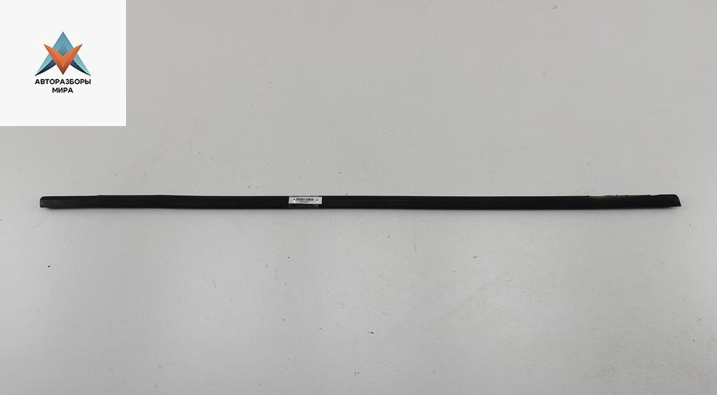 Молдинг стекла двери наружный Volkswagen Touran 1 поколение 2005, 2.0 л., бензин, МКПП, красный, минивэн - фото №1