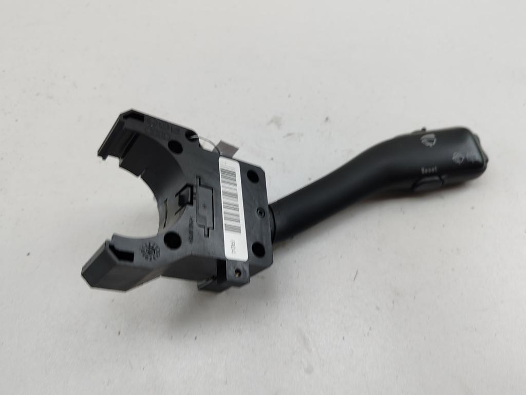 переключатель дворников Volkswagen Passat B5+ (GP) 2002, 2.0 л., бензин, МКПП, чёрный, универсал, 4B0953503