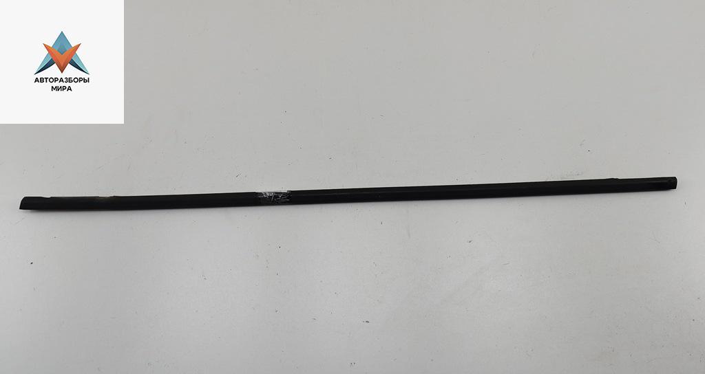 Молдинг стекла двери наружный Volkswagen Touran 1 поколение 2005, 2.0 л., бензин, МКПП, красный, минивэн - фото №1