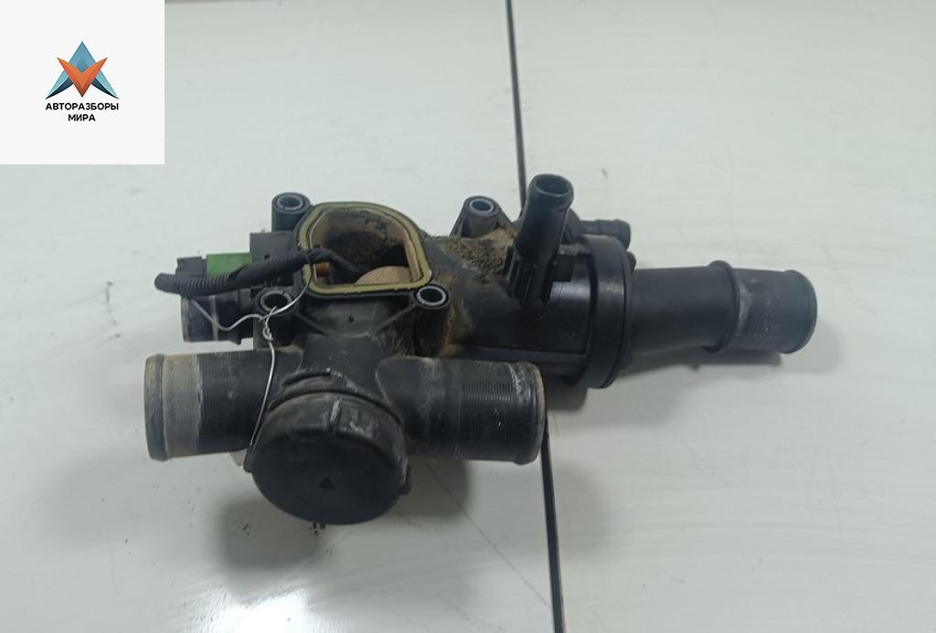 корпус термостата Ford S-Max 1 поколение 2008, 2.0 л., дизель, АКПП, серый, минивэн, 9656182980 - фото №1