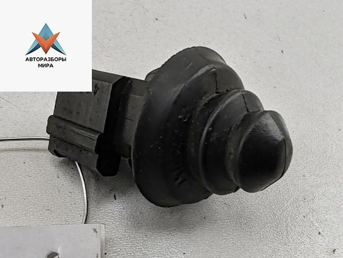 выключатель концевой (концевик) Renault Megane 1 поколение 1996, 1.6 л., бензин, МКПП, красный, хетчбэк 5 дв., 7700831090 - фото №1