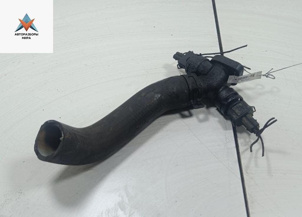 фланец (тройник) системы охлаждения Volkswagen Transporter T4 1995, 2.4 л., дизель, МКПП, чёрный, микроавтобус - фото №1