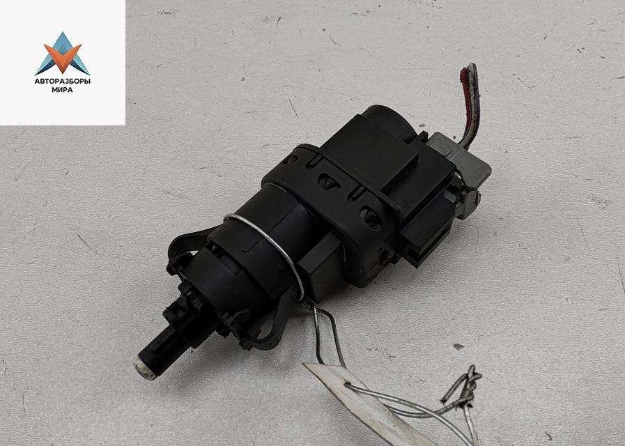 Датчик (включатель) стоп-сигнала Ford Transit 7 поколение 2008, 2.2 л., дизель, МКПП, красный, микроавтобус, 3M5T13480AC - фото №1