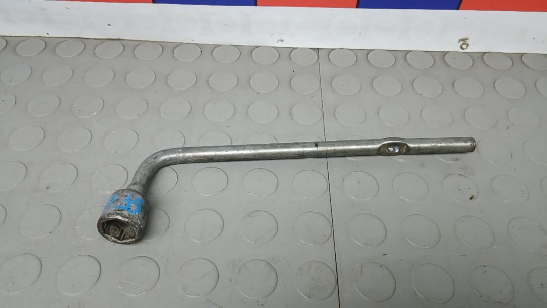 ключ колесный (балонный) Hyundai Tucson 1 поколение 2006, 2.0 л., бензин, МКПП, внедорожник 5 дв. - фото №1