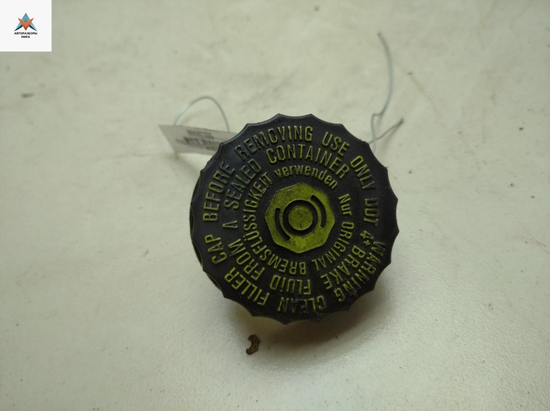 Крышка бачка тормозной жидкости Volkswagen LT 2 поколение 2002, 2.5 л., дизель, МКПП, красный, микроавтобус - фото №1