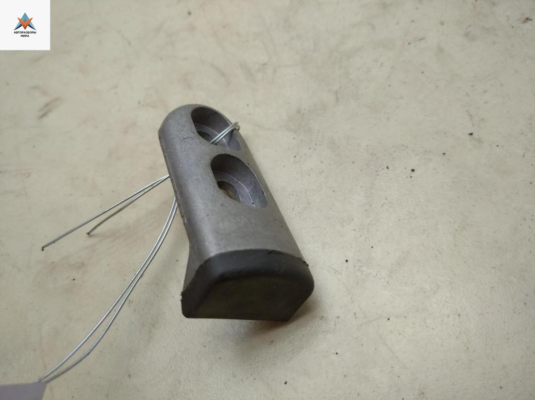 ответная часть (скоба) замка двери Volkswagen LT 2 поколение 2002, 2.5 л., дизель, МКПП, красный, микроавтобус - фото №1