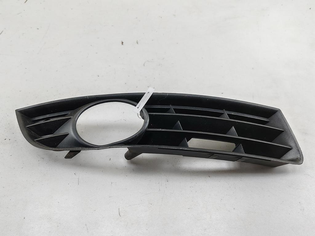 рамка фары противотуманной правой Volkswagen Passat B6 2005, 1.6 л., бензин, МКПП, серый, универсал, 3C0853666A