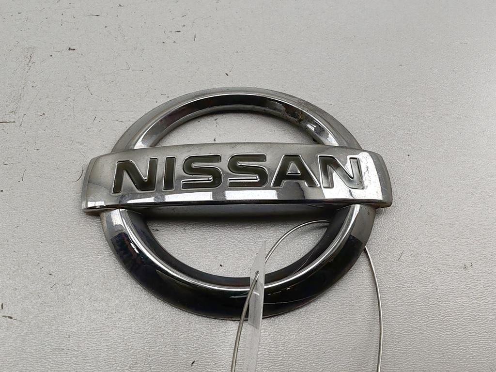 эмблема Nissan Almera N16 2005, 1.5 л., бензин, МКПП, серый, хетчбэк 5 дв., 90890BN700