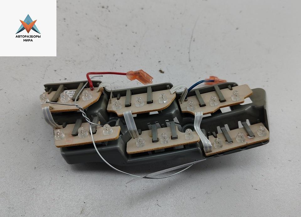 панель заднего левого фонаря Mercedes-Benz CLS-Класс C219 2005, 3.5 л., бензин, АКПП, чёрный, седан, 2198200111 - фото №1