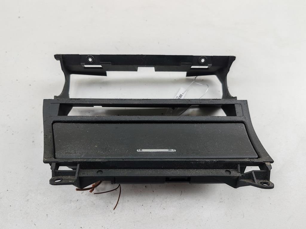 пепельница BMW 3 E46 2004, 2.0 л., бензин, МКПП, чёрный, седан, 8268887