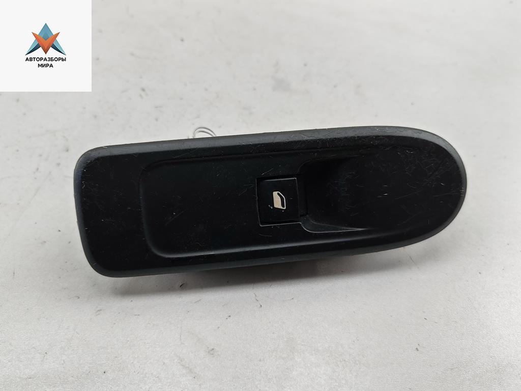 кнопка стеклоподъемника переднего правого Peugeot 308 T7 2008, 1.6 л., бензин, МКПП, чёрный, универсал, 96565184 - фото №1