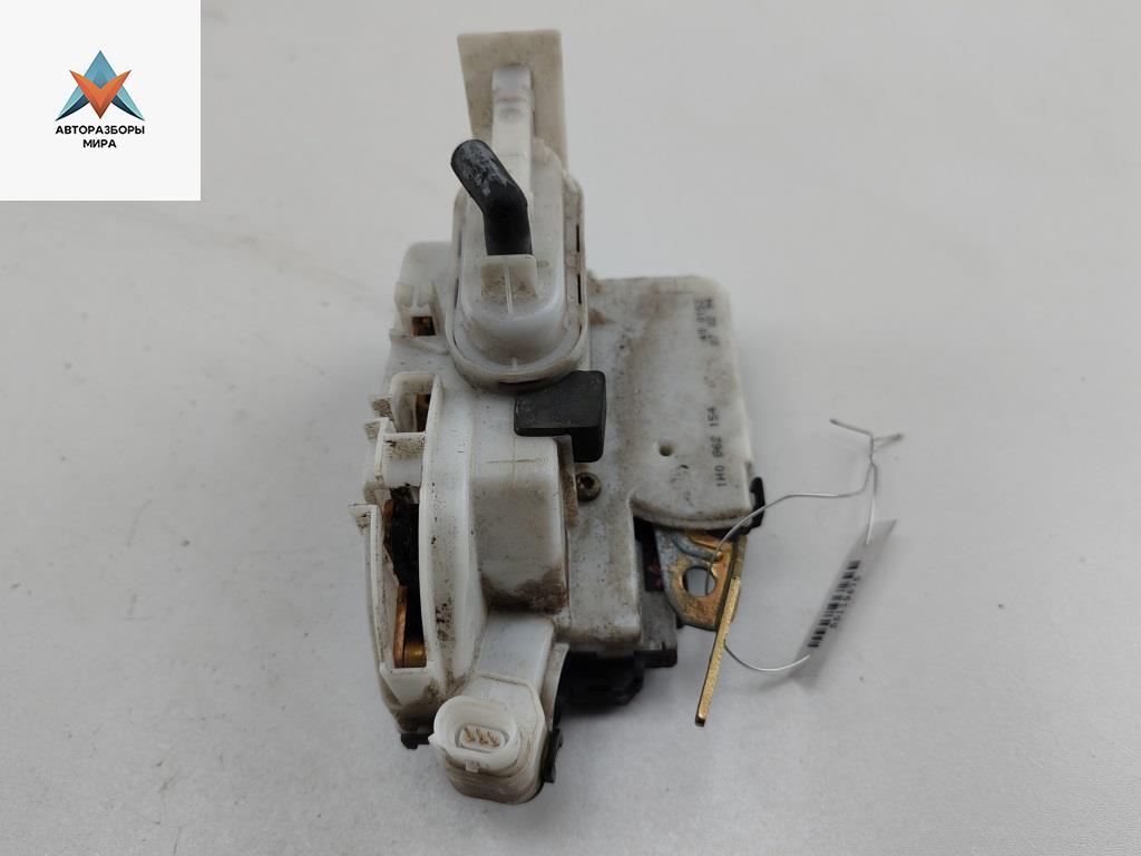 замок двери передней правой Volkswagen Golf 3 поколение 1994, 1.8 л., бензин, АКПП, красный, хетчбэк 5 дв., 1H0862154 - фото №1