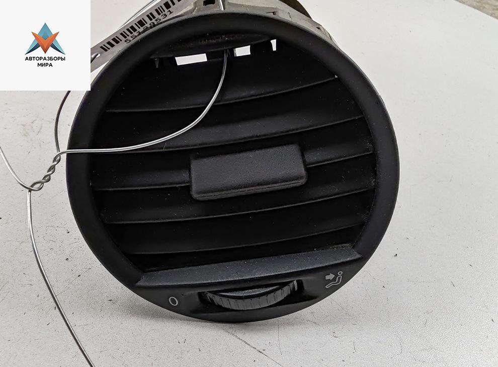 дефлектор обдува салона Volkswagen Caddy 3 поколение 2005, 1.9 л., дизель, МКПП, серый, фургон, 2K0819703B - фото №1