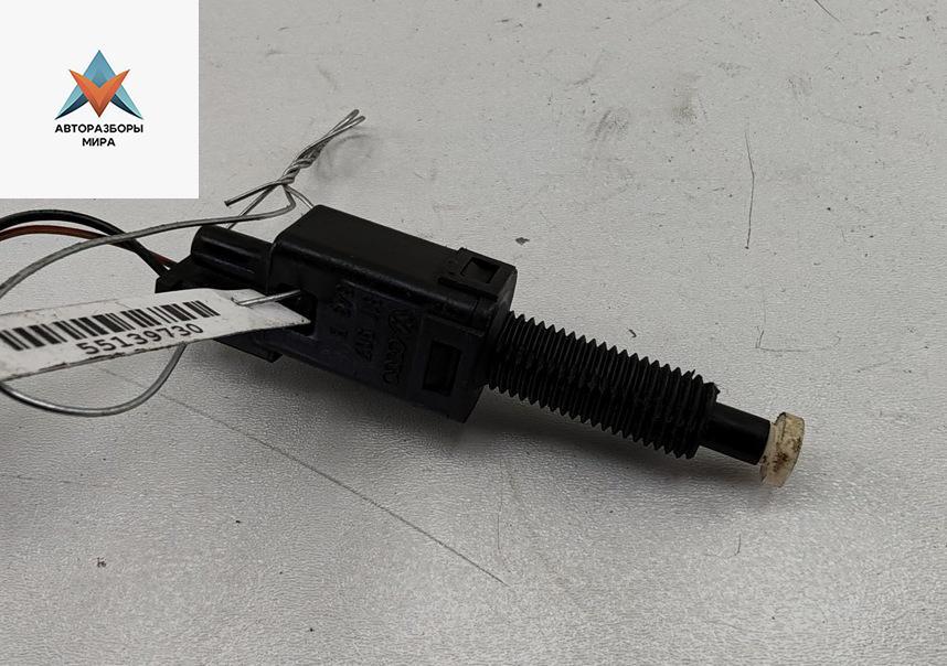 Датчик (включатель) стоп-сигнала Volkswagen Passat B5 1999, 1.8 л., бензин, МКПП, синий, универсал, 811907343 - фото №1