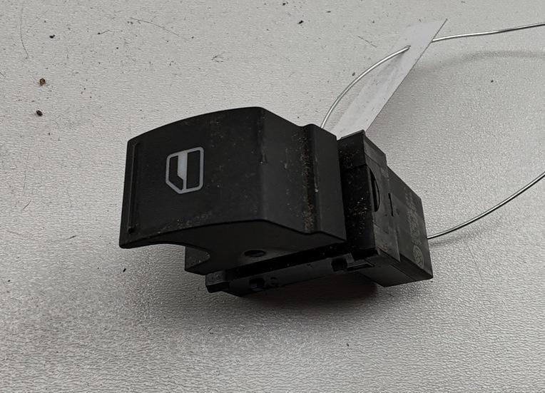 кнопка стеклоподъемника переднего правого Volkswagen Passat B6 2007, 2.0 л., бензин, МКПП, синий, универсал, 7L6959855B