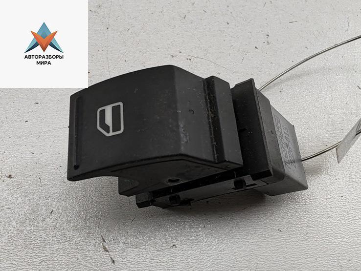 кнопка стеклоподъемника переднего правого Volkswagen Golf 5 поколение 2006, 1.6 л., бензин, МКПП, чёрный, хетчбэк 5 дв., 7L69598550 - фото №1