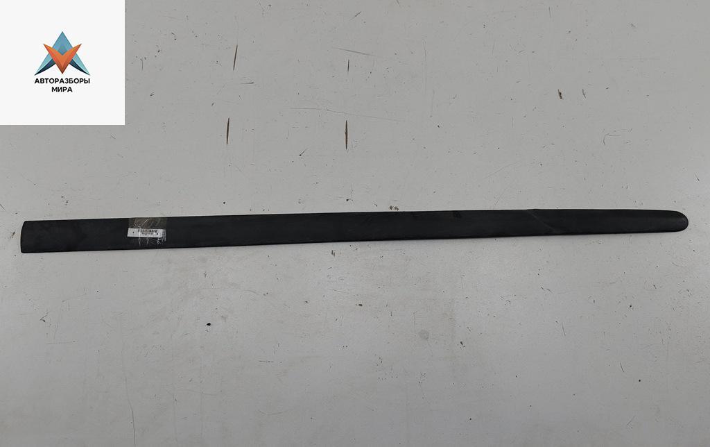 молдинг двери передней правой Volkswagen Golf 5 поколение 2006, 1.6 л., бензин, МКПП, чёрный, хетчбэк 5 дв. - фото №1