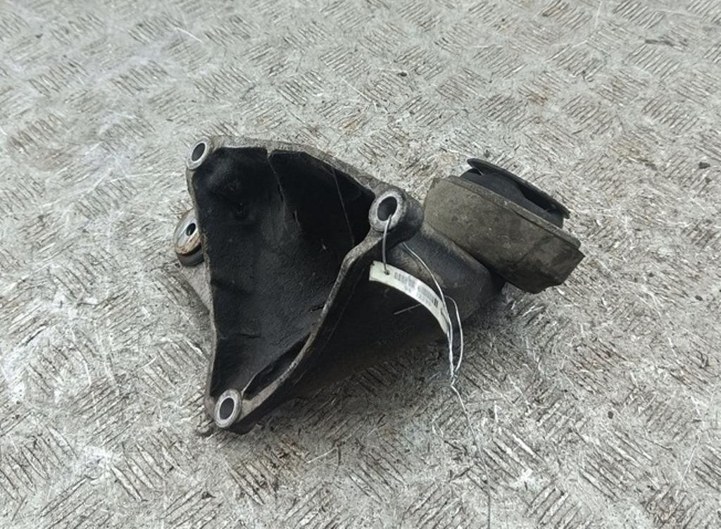 кронштейн КПП Volkswagen Passat B5+ (GP) 2002, 2.0 л., бензин, МКПП, чёрный, универсал - фото №1