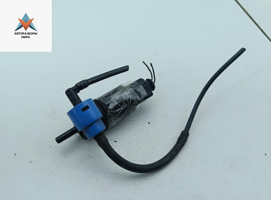 насос (моторчик) омывателя стекла Volkswagen Passat B5 1998, синий, универсал - фото №1