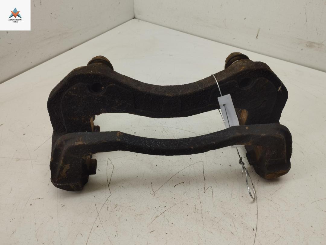 скоба суппорта Mitsubishi Outlander 1 поколение 2006, 2.0 л., бензин, МКПП, чёрный, внедорожник 5 дв. - фото №1