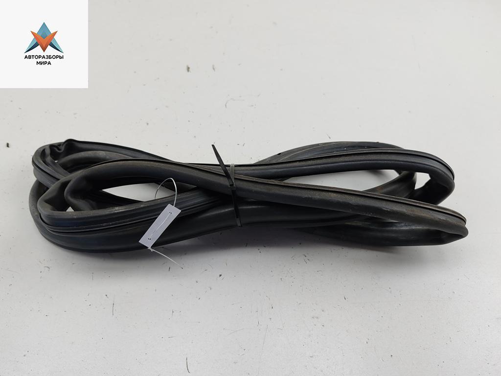 уплотнитель двери Audi A6 4F/C6 2005, 3.2 л., бензин, АКПП, чёрный, универсал - фото №1