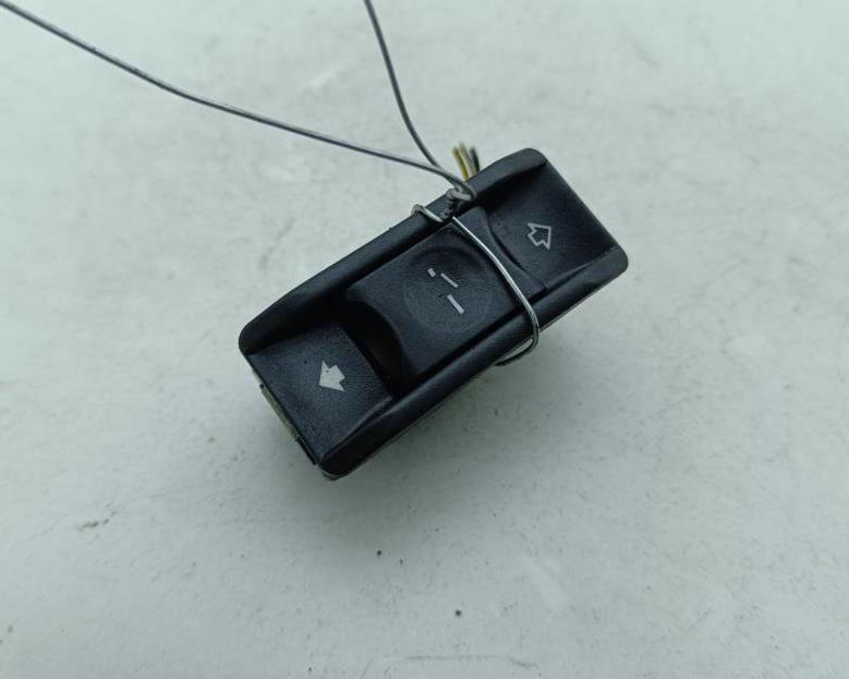 кнопка открывания люка BMW 3 E46 2001, 2.2 л., бензин, МКПП, серый, универсал, 6907288