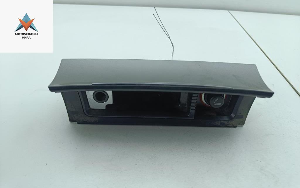 пепельница Volkswagen Passat B6 2007, 2.0 л., дизель, АКПП, синий, универсал, 3C0863284 - фото №1