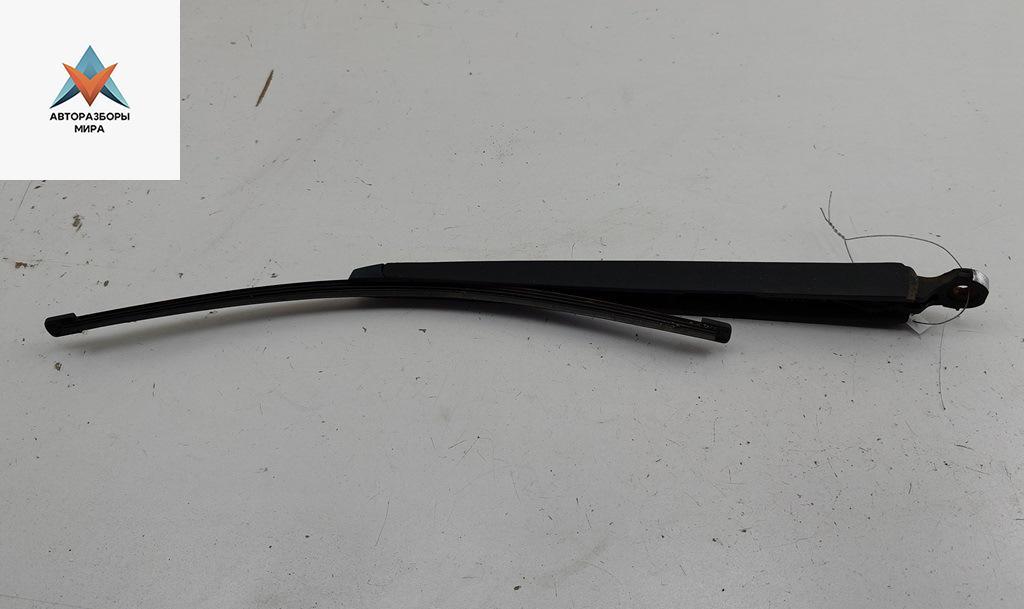 Щеткодержатель (поводок стеклоочистителя) задний Volkswagen Caddy 3 поколение 2005, 1.9 л., дизель, МКПП, серый, фургон, 2190279 - фото №1