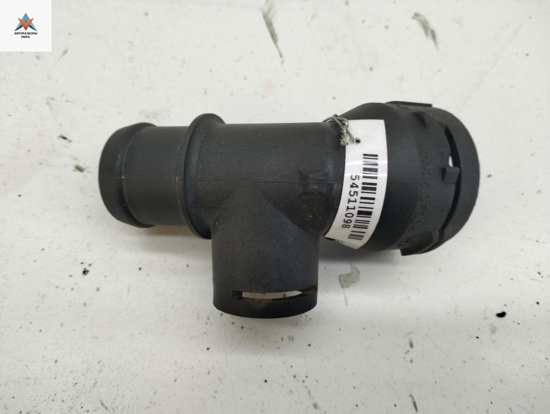 фланец (тройник) системы охлаждения Volkswagen Passat B6 2008, 1.8 л., бензин, МКПП, чёрный, универсал, 1K0122291AD - фото №1