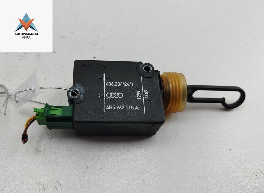активатор замка багажника Audi A6 4B/C5 1999, 2.4 л., бензин, АКПП, зелёный, седан, 4B5962115A - фото №1