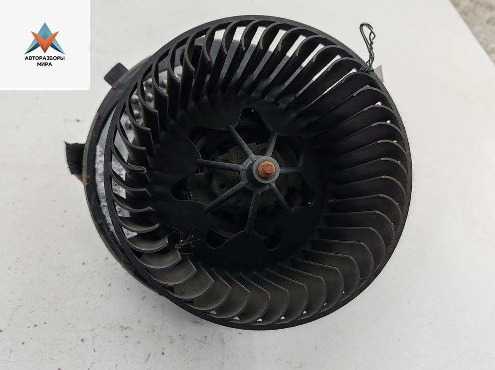 моторчик печки Skoda Octavia mk2 (A5 1Z) 2005, 1.6 л., бензин, МКПП, чёрный, универсал, 1K1820015C - фото №1