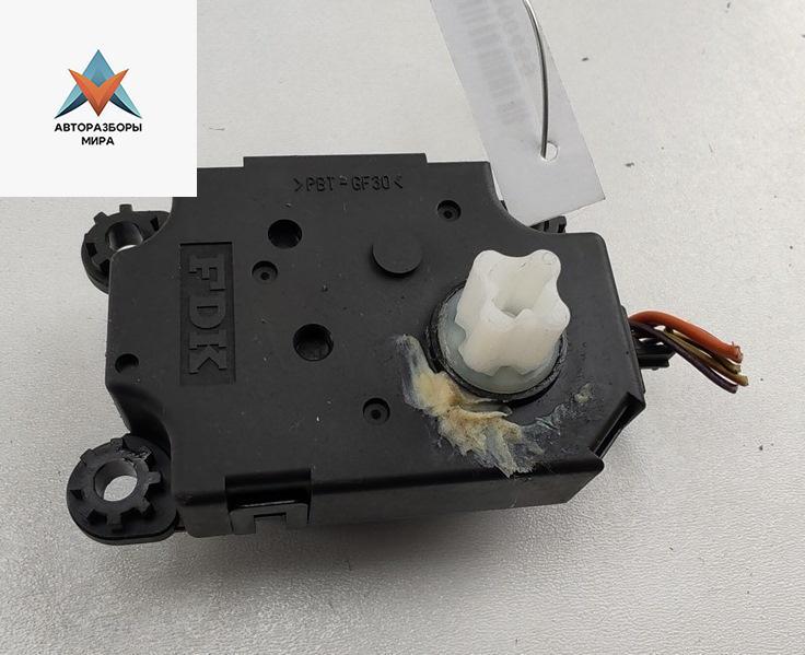 моторчик заслонки печки Opel Insignia 1 поколение (A) 2009, 2.8 л., бензин, АКПП, серый, универсал, 52425901 - фото №1