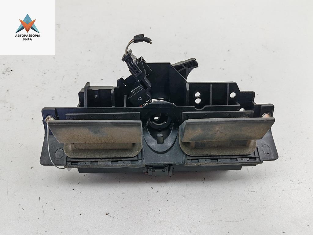 ручка крышки багажника Audi A6 4B/C5 1997, зелёный, седан, 8D9827565 - фото №1