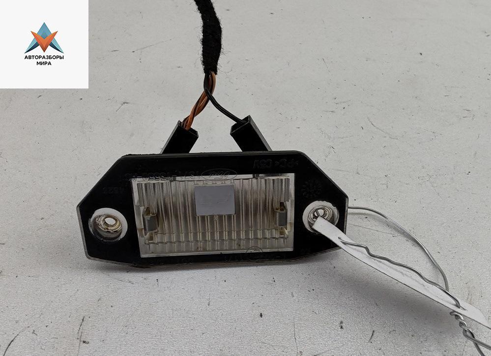 накладка подсветки номера Ford Mondeo 3 поколение 2001, 2.0 л., бензин, АКПП, серый, хетчбэк 5 дв., 1S7113550AC - фото №1