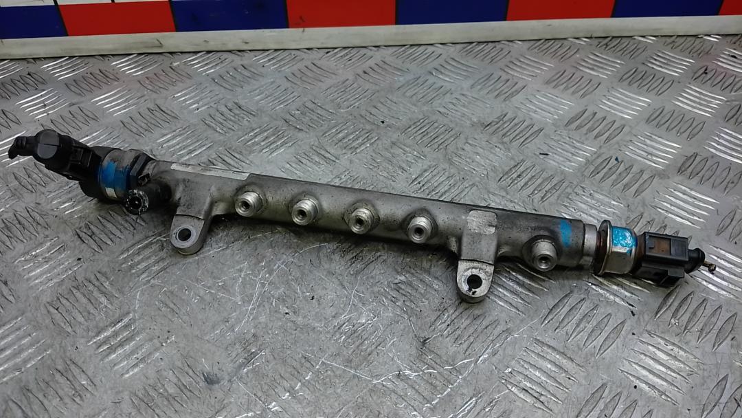 топливная рампа Volkswagen Scirocco 3 поколение 2010, 2.0 л., дизель, МКПП, хетчбэк 5 дв. - фото №1