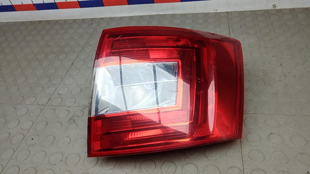 фонарь задний правый Skoda Octavia 3 поколение (A7) 2013, 1.6 л., дизель, АКПП, универсал, 5E9945112 - фото №1