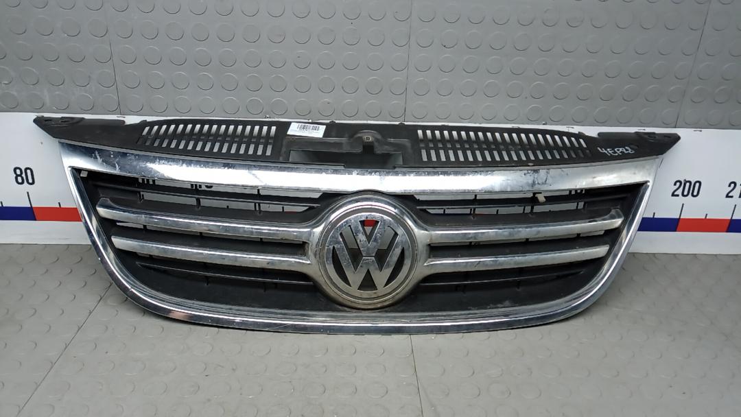 решетка радиатора Volkswagen Tiguan 1 поколение 2010, 2.0 л., дизель, МКПП, внедорожник 5 дв., 5N0853651C - фото №1