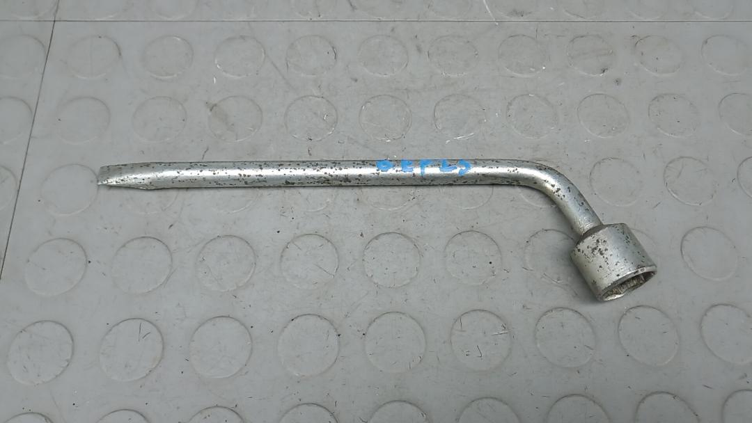 ключ колесный (балонный) Mercedes-Benz E-Класс W211/S211 2002, 2.7 л., D E270 CDI, дизель, АКПП, седан - фото №1