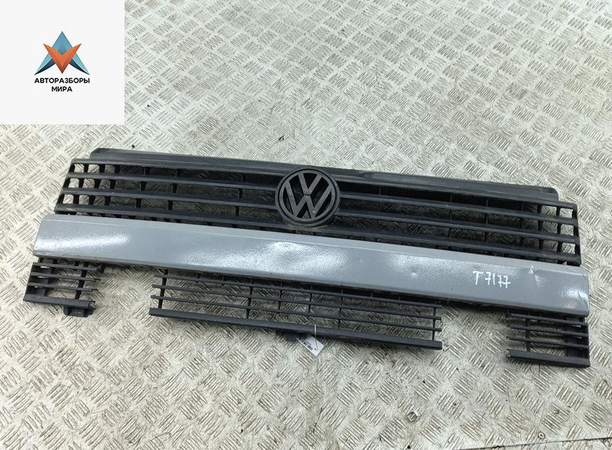 решетка радиатора Volkswagen Transporter T4 1994, серый, микроавтобус - фото №1