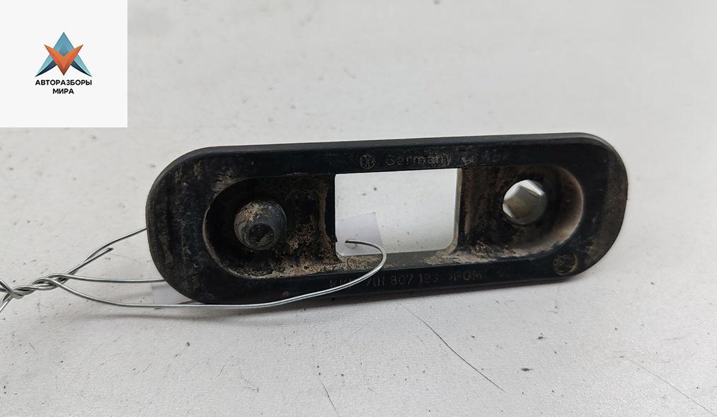 кронштейн заднего бампера Volkswagen Transporter T4 1994, 2.4 л., дизель, МКПП, серый, микроавтобус, 701807193 - фото №1