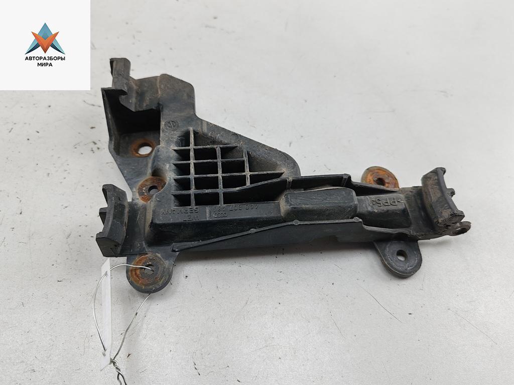 кронштейн заднего бампера Audi 100 4A/C4 1992, 2.3 л., бензин, МКПП, белый, седан, 4A0807484 - фото №1