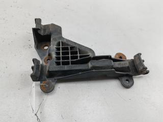 кронштейн заднего бампера Audi 100 4A/C4 1992, 2.3 л., бензин, МКПП, белый, седан, 4A0807484