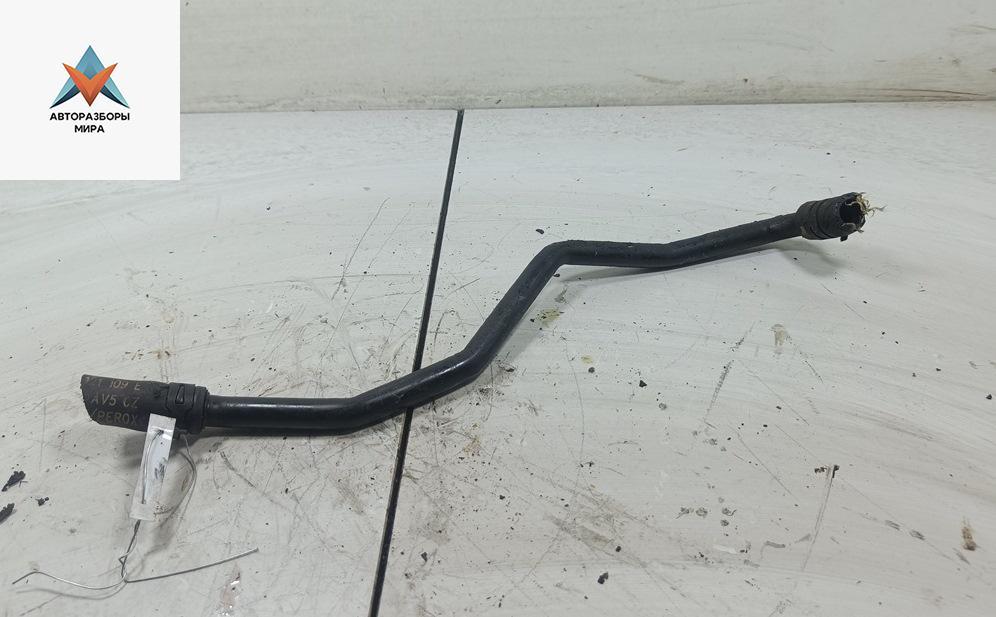 трубка охлаждающей жидкости Audi A6 4B/C5 1998, 2.4 л., бензин, МКПП - фото №1